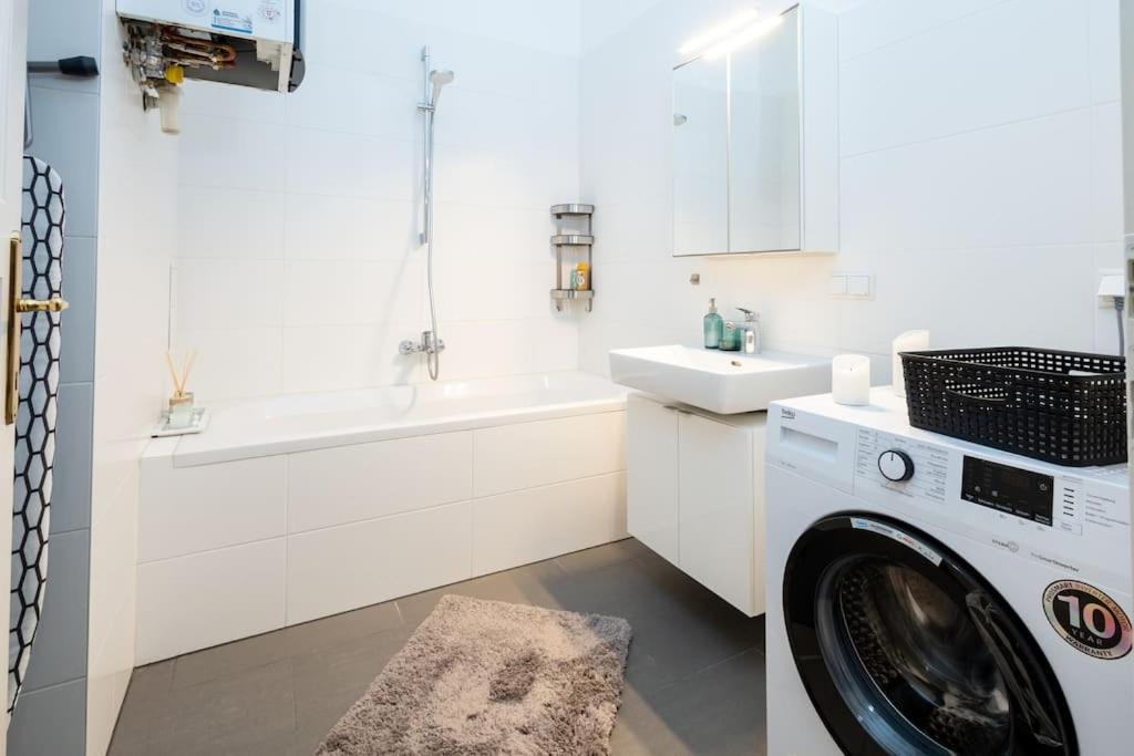 Orestaliving - Spacious 2Br On The Danube Canal เวียนนา ภายนอก รูปภาพ